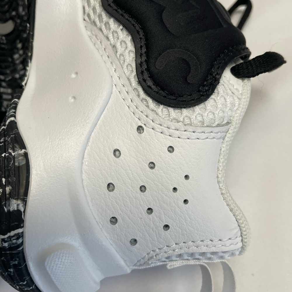 New Under Armour GS Zone
BB 2 Boys Shoe Sneakers Gym
Sports Size 7 3026637-101 - Picture 11 of 13